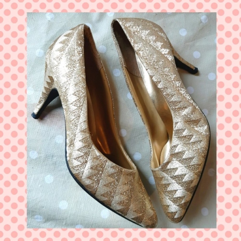 NWOT Anne Michelle Golden stilettos pumps